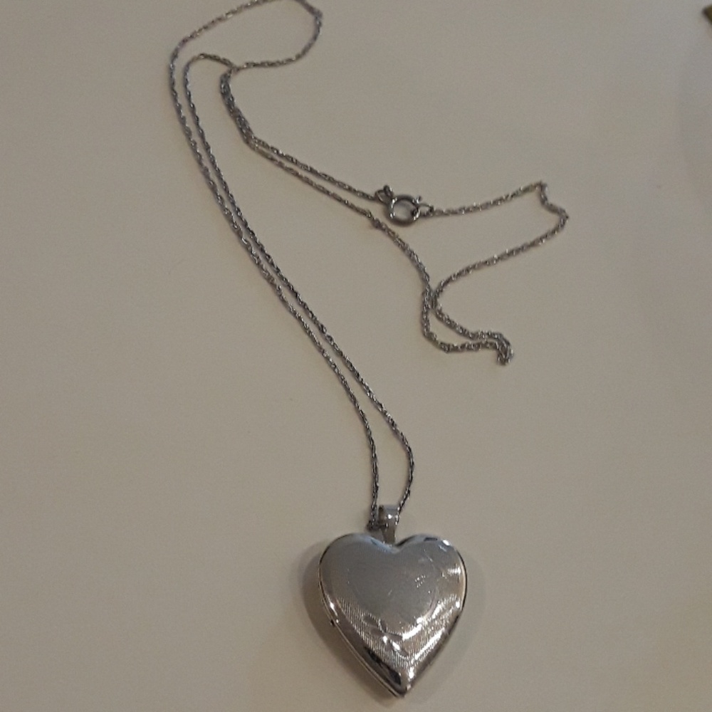 Sterling necklace lockheart with a chain.